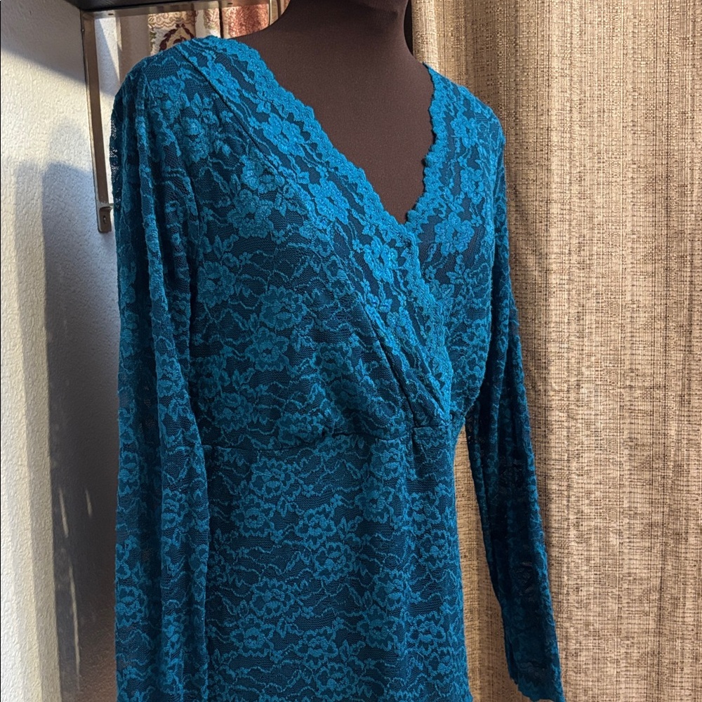Tribal floral teal lace V-neck long sleeve top. Size L.